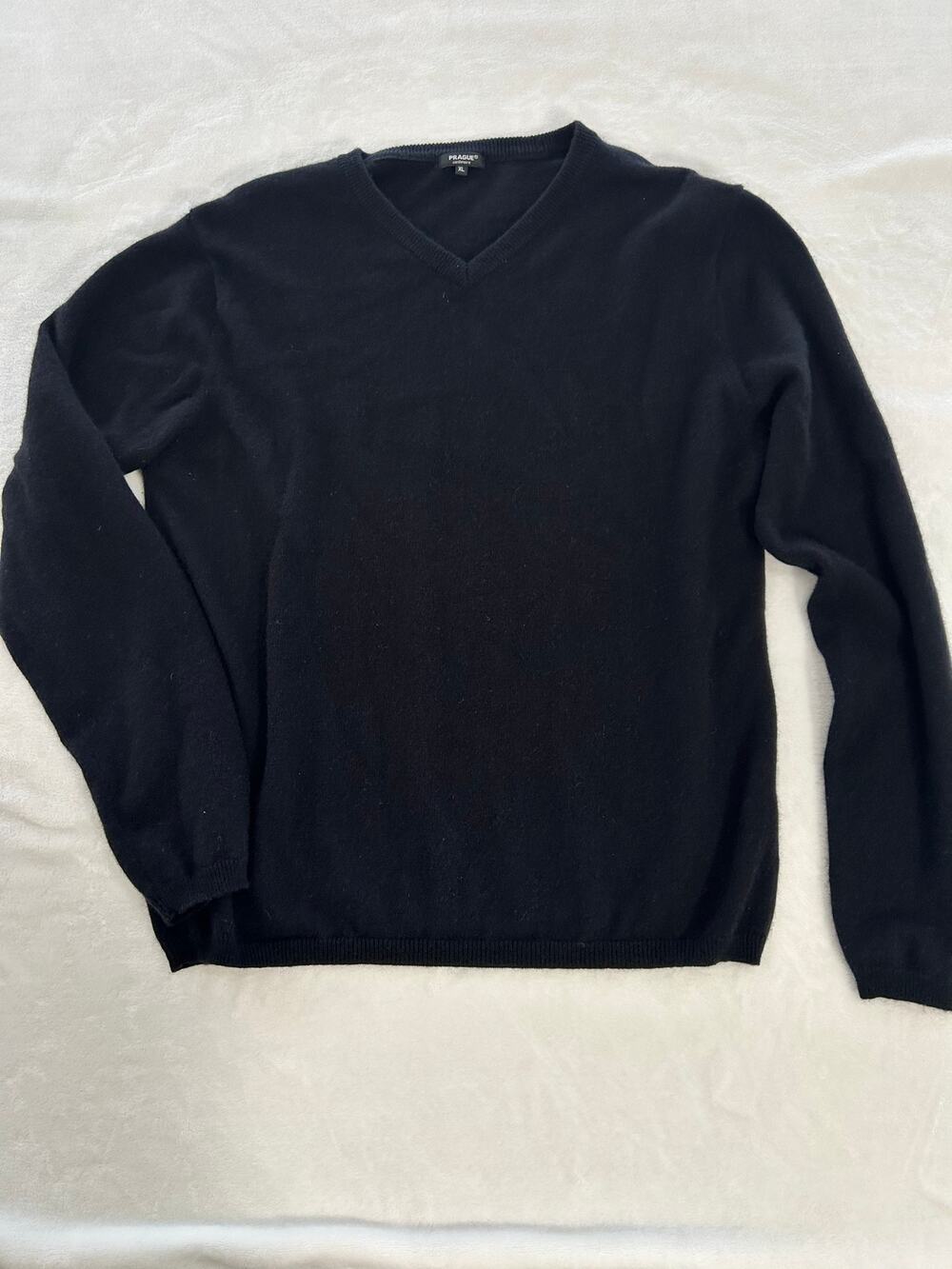 Prague Women's Black Sweater V-Neck 100% Cashmere Size Extra Large Quiet Luxury